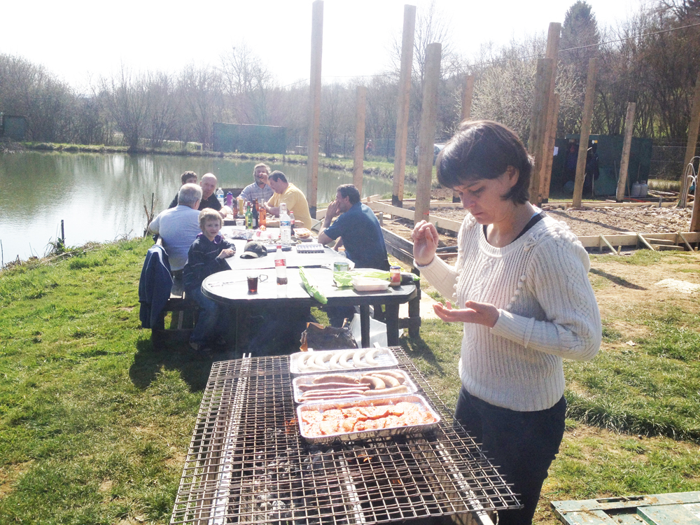 PREPARATION DU BARBECUE DE MIDI AU SOLEIL !